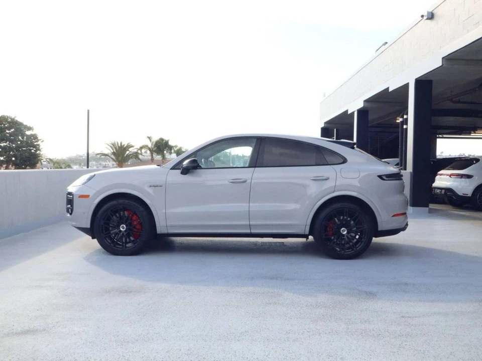 2025 Porsche 9Y0/9Y3 Cayenne Coupe - Image 2 of 4