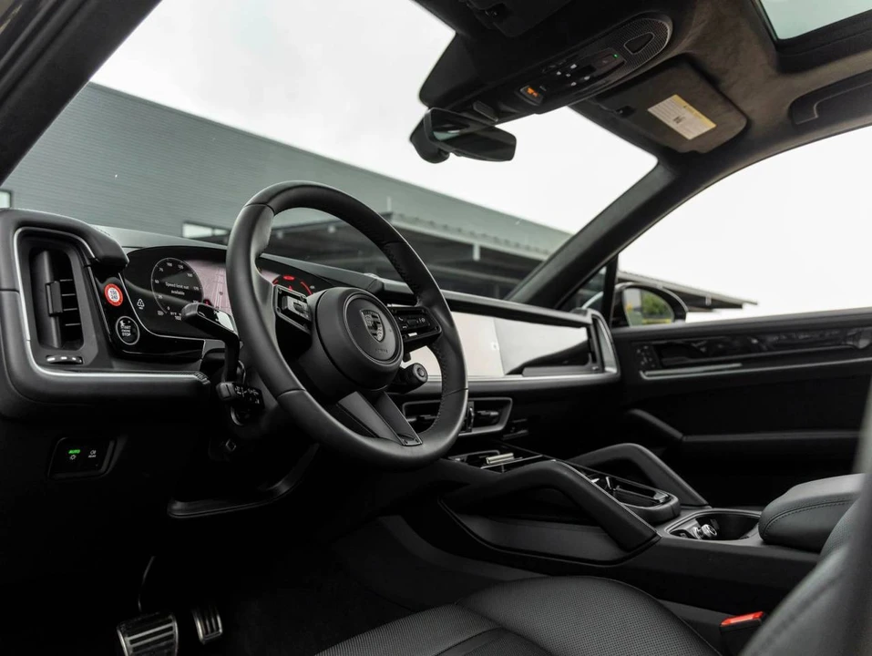 2025 Porsche 9Y0/9Y3 Cayenne Turbo - Image 4 of 5