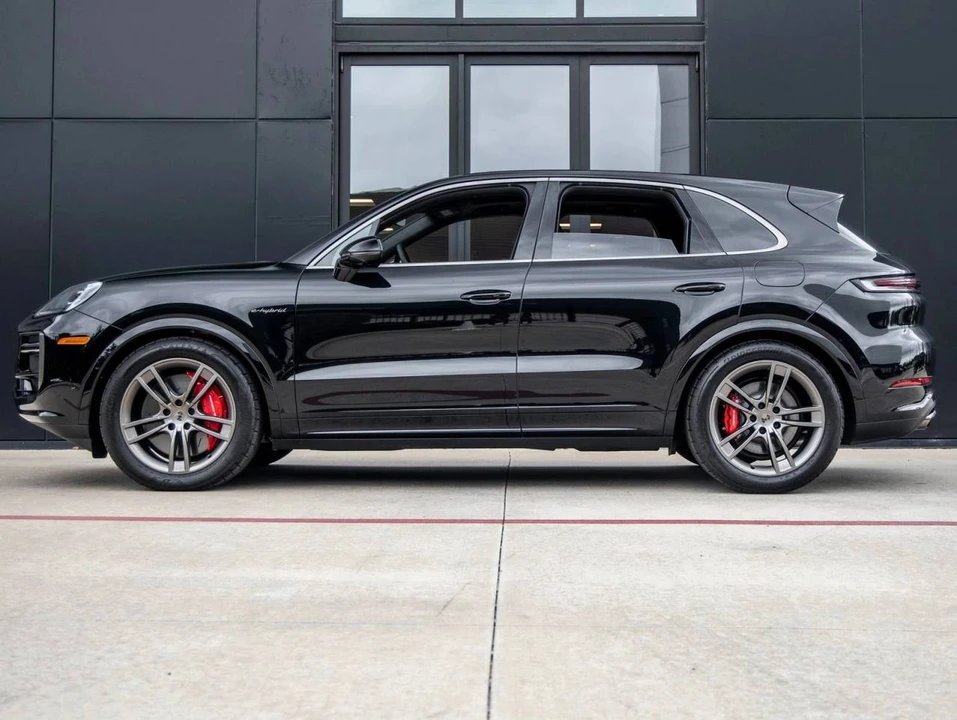 2025 Porsche 9Y0/9Y3 Cayenne Turbo - Image 2 of 5