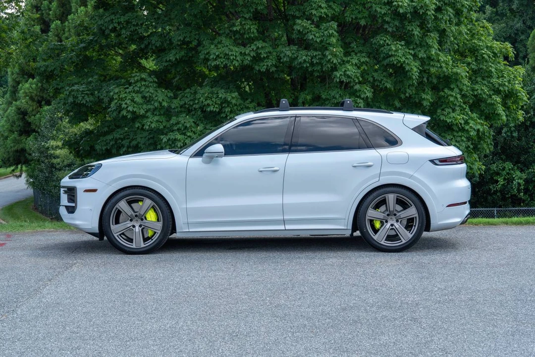 2025 Porsche 9Y0/9Y3 Cayenne Turbo - Image 2 of 4
