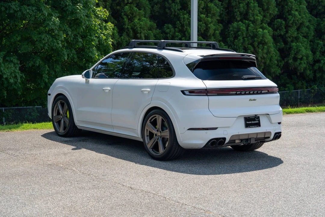 2025 Porsche 9Y0/9Y3 Cayenne Turbo - Image 3 of 4