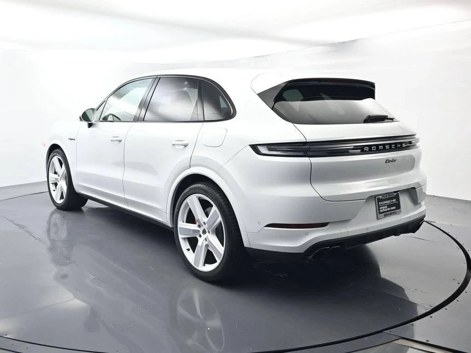 2025 Porsche 9Y0/9Y3 Cayenne Turbo - Image 3 of 5