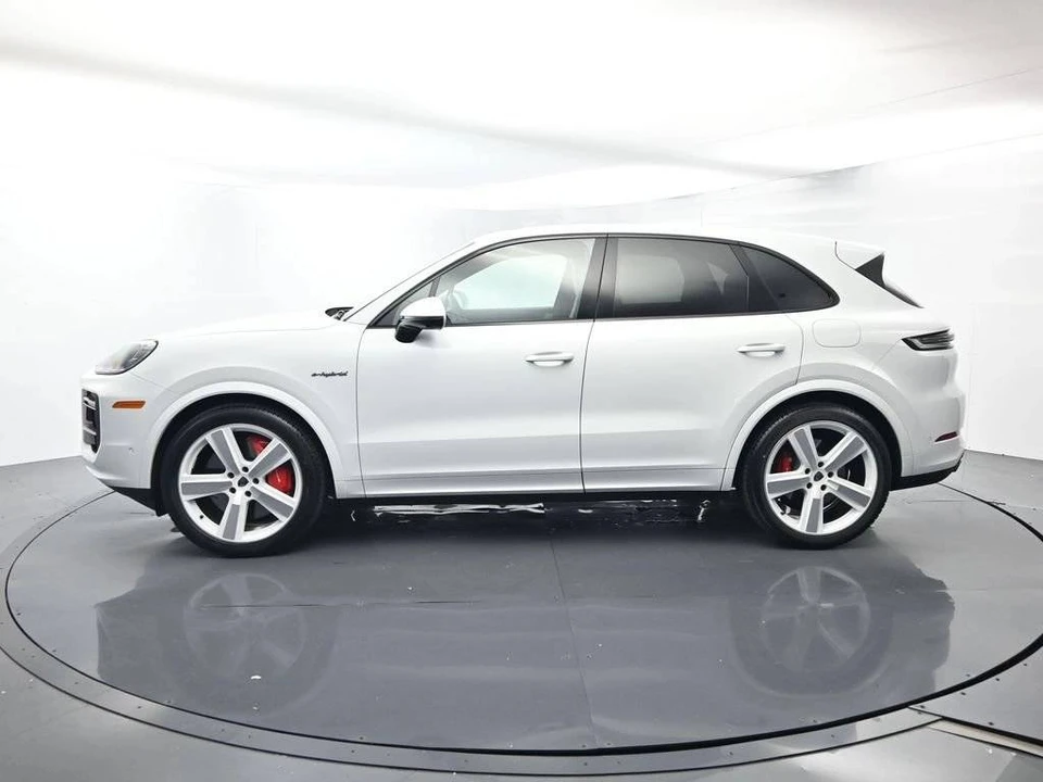 2025 Porsche 9Y0/9Y3 Cayenne Turbo - Image 2 of 5
