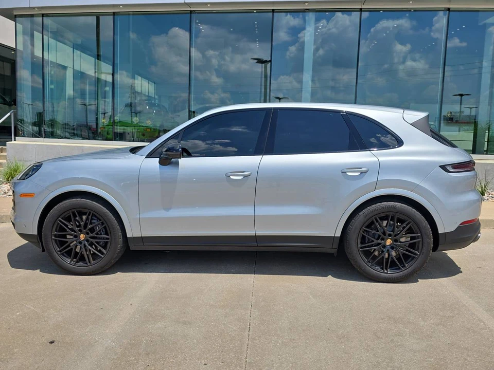 2025 Porsche 9Y0/9Y3 Cayenne - Image 2 of 5