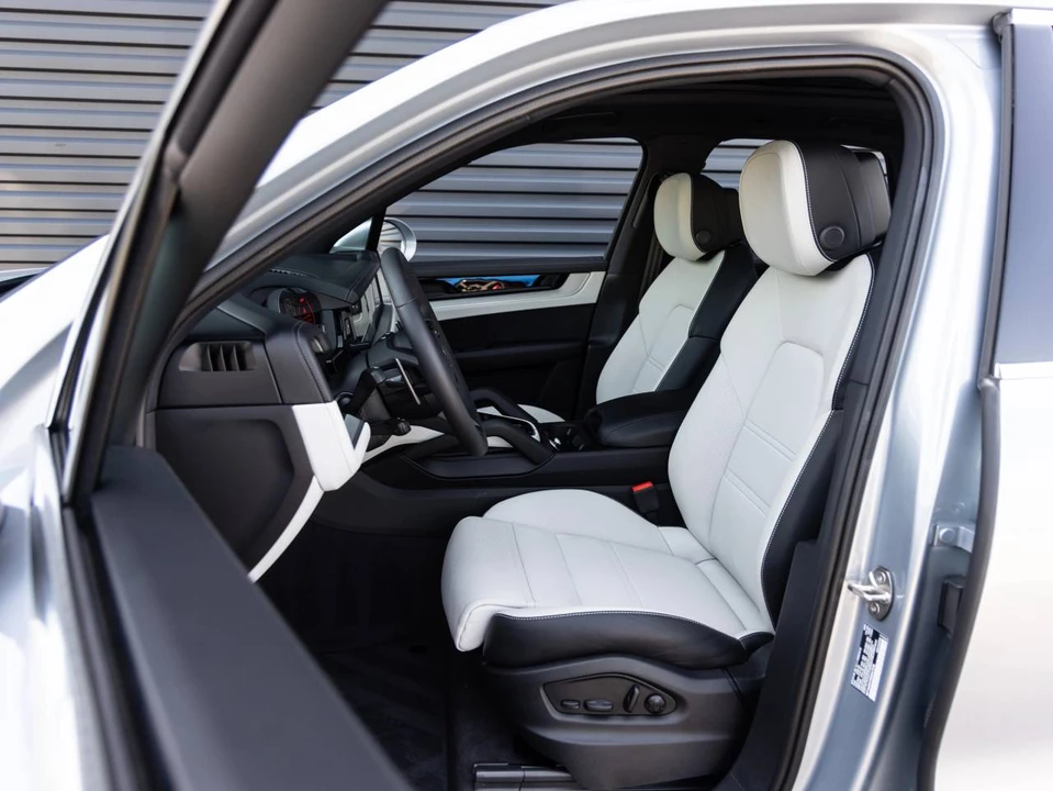 2025 Porsche 9Y0/9Y3 Cayenne - Image 5 of 5
