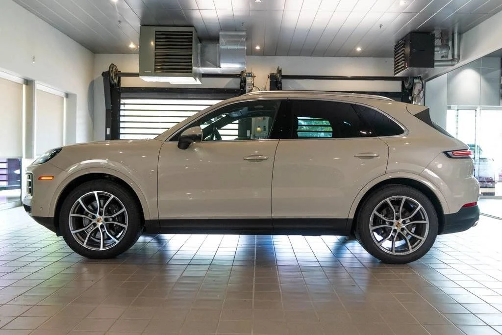 2025 Porsche 9Y0/9Y3 Cayenne - Image 2 of 5