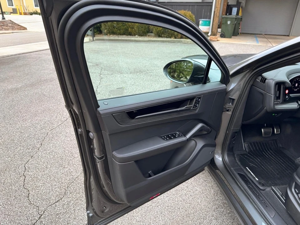 2025 Porsche 9Y0/9Y3 Cayenne - Image 13 of 31