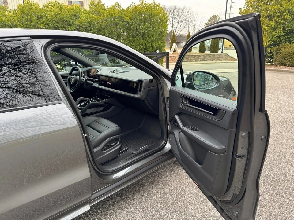 2025 Porsche 9Y0/9Y3 Cayenne - Image 24 of 31