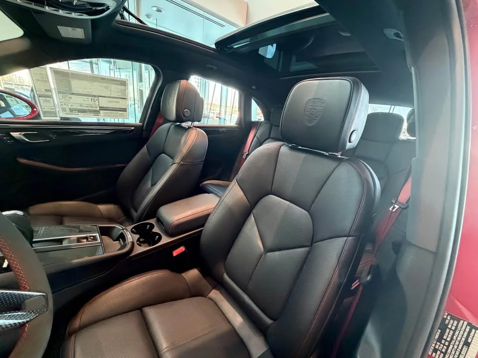 2025 Porsche Macan - Image 17 of 20
