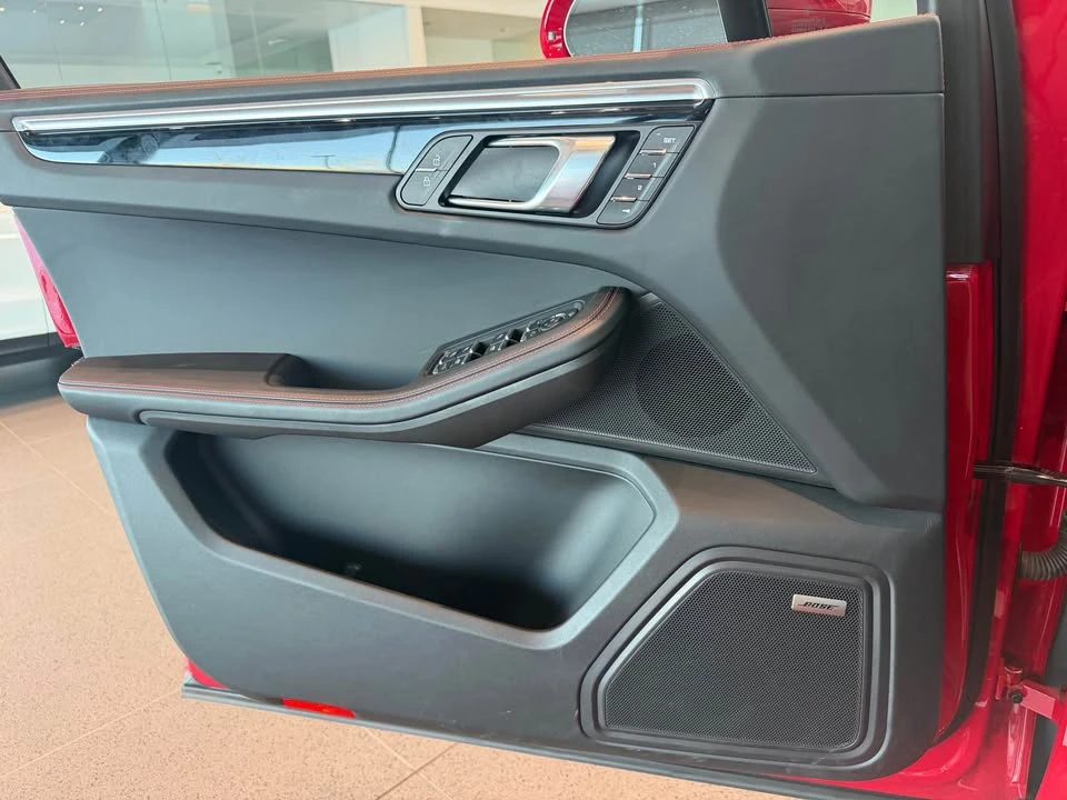 2025 Porsche Macan - Image 10 of 20