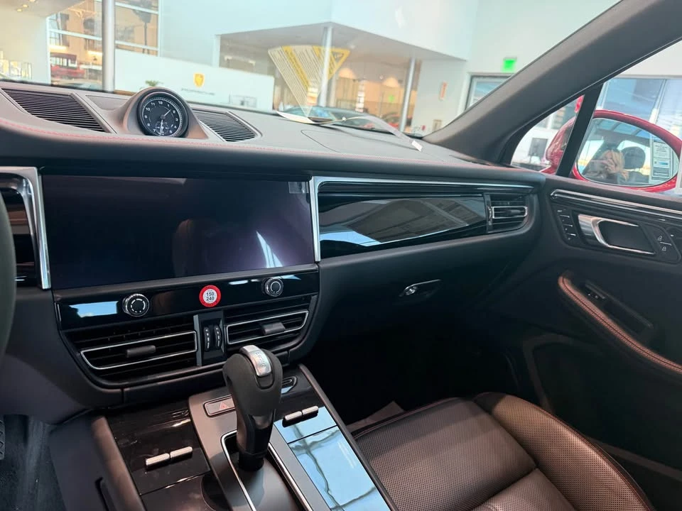 2025 Porsche Macan - Image 15 of 20