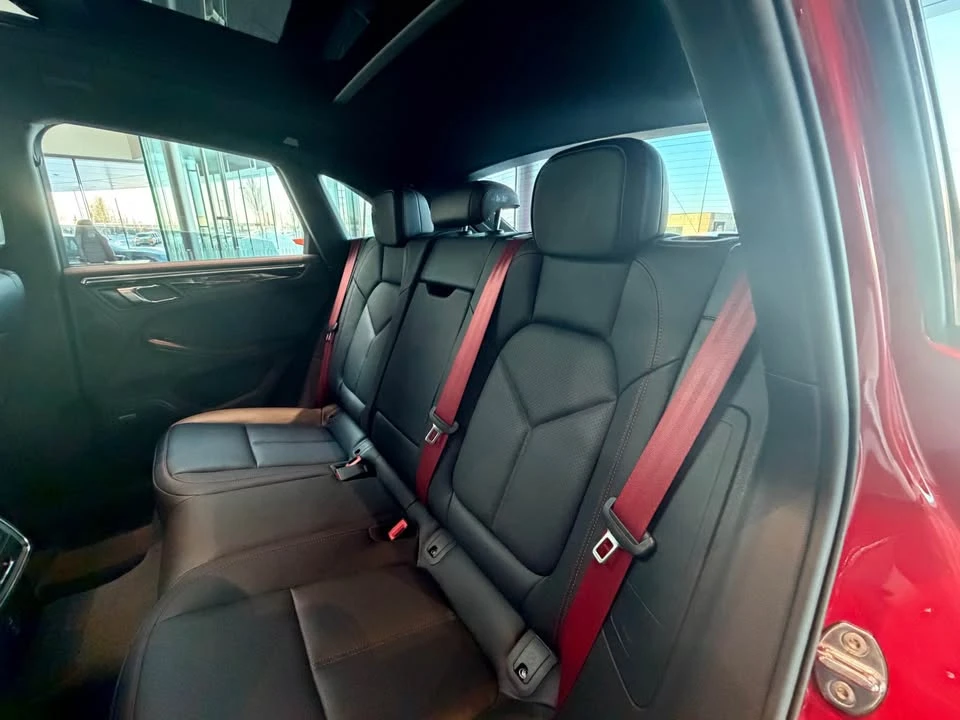 2025 Porsche Macan - Image 18 of 20