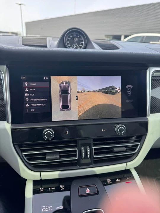 2025 Porsche Macan - Image 18 of 20