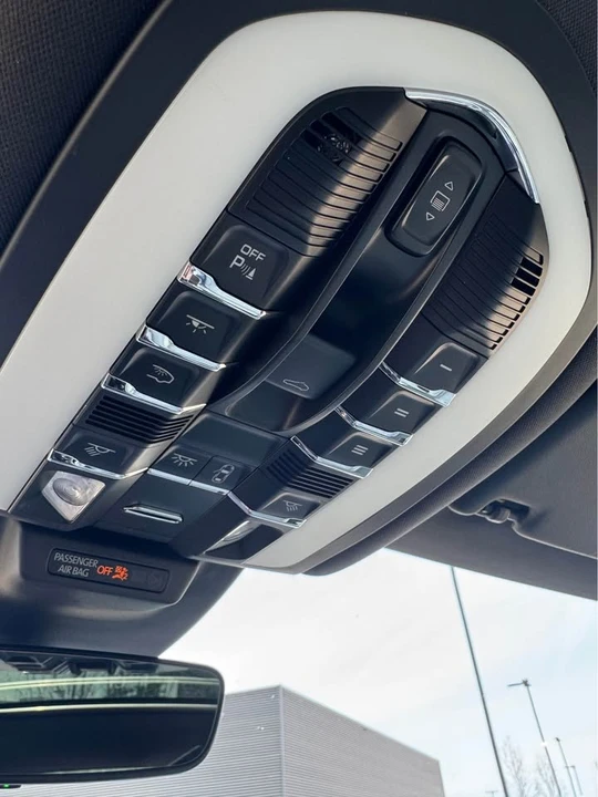 2025 Porsche Macan - Image 15 of 20