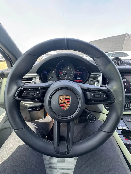 2025 Porsche Macan - Image 13 of 20