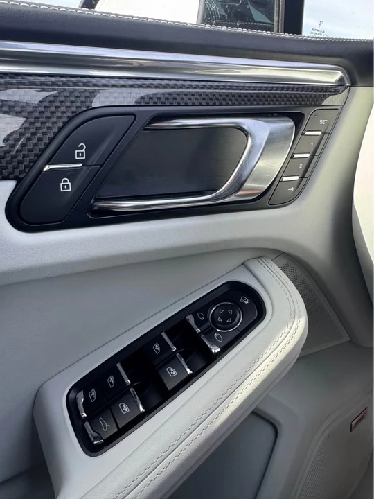 2025 Porsche Macan - Image 16 of 20