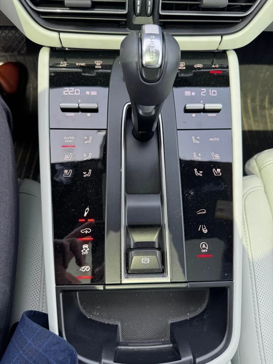 2025 Porsche Macan - Image 17 of 20