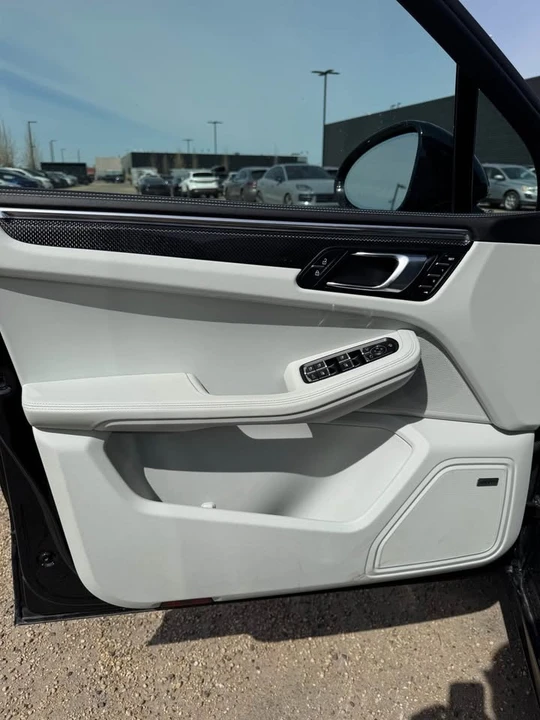 2025 Porsche Macan - Image 10 of 20