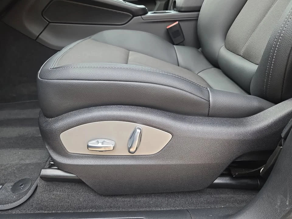 2025 Porsche Macan Electric - Image 8 of 11