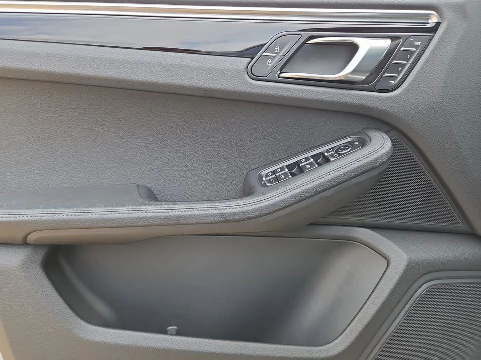 2025 Porsche Macan Electric - Image 6 of 11