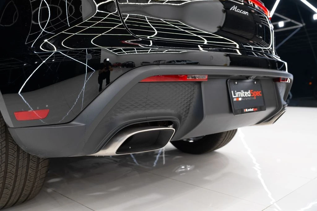 2025 Porsche Macan - Image 18 of 21
