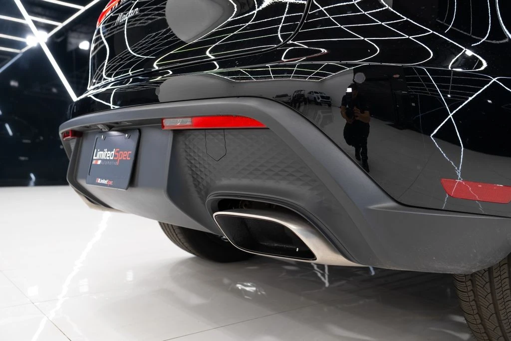 2025 Porsche Macan - Image 19 of 21