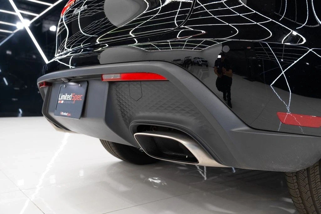 2025 Porsche Macan - Image 19 of 21