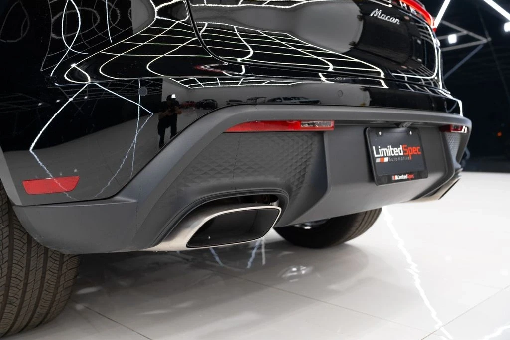 2025 Porsche Macan - Image 18 of 21