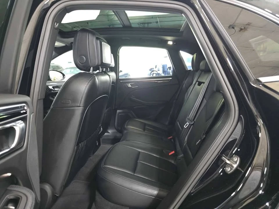 2025 Porsche Macan - Image 15 of 18