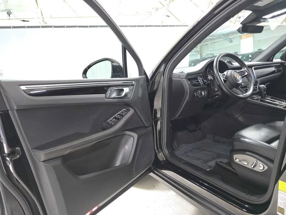 2025 Porsche Macan Electric - Image 18 of 18