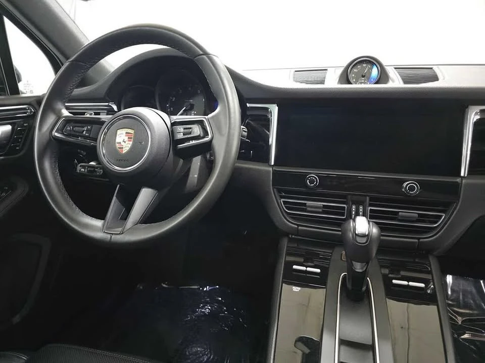 2025 Porsche Macan Electric - Image 10 of 18