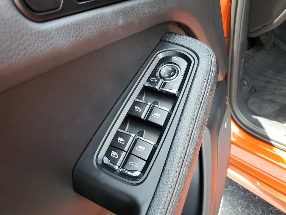 2025 Porsche Macan Electric - Image 15 of 19
