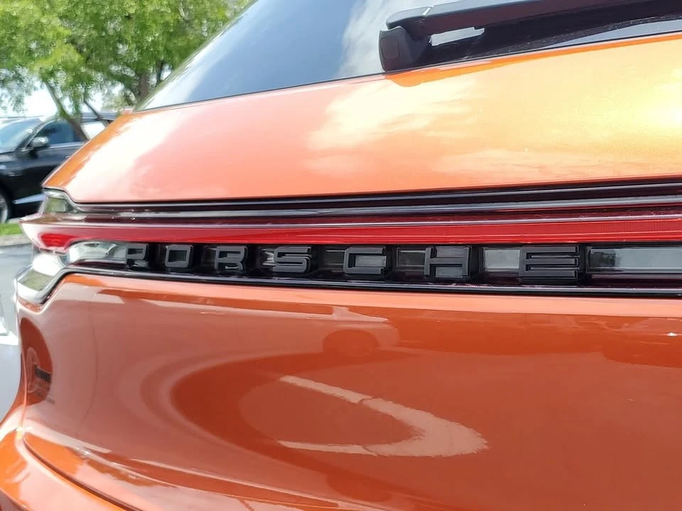 2025 Porsche Macan Electric - Image 5 of 19