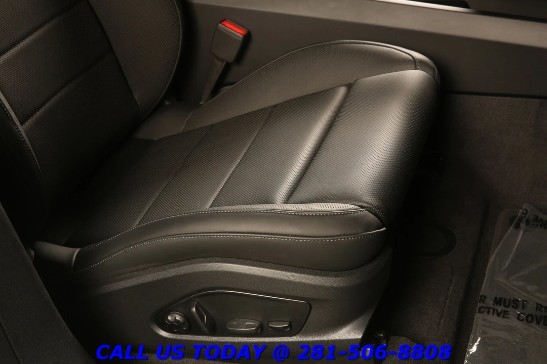 2025 Porsche Macan Electric - Image 22 of 24