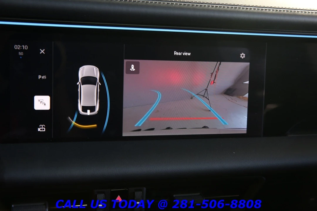 2025 Porsche Macan Electric - Image 17 of 24