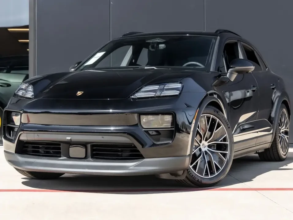 2025 Porsche Macan Electric - Image 5 of 8