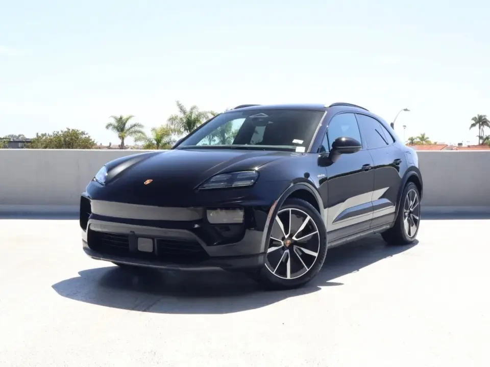 2025 Porsche Macan Electric - Image 7 of 8