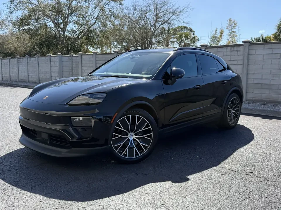 2025 Porsche Macan Electric - Image 6 of 8