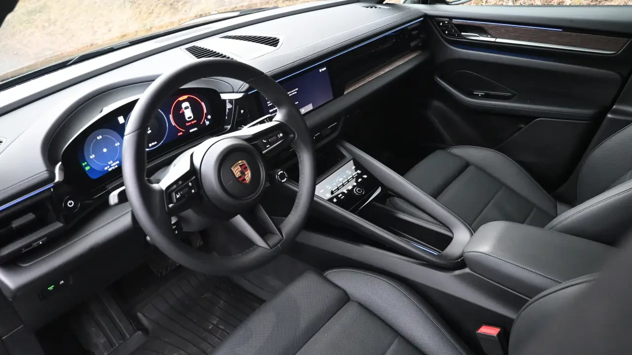2025 Porsche Macan Electric - Image 4 of 7