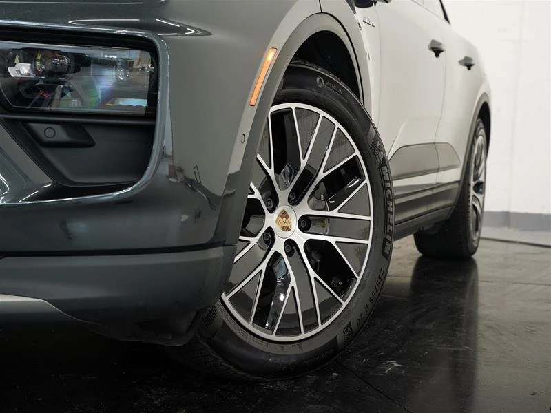 2025 Porsche Macan Electric - Image 4 of 15