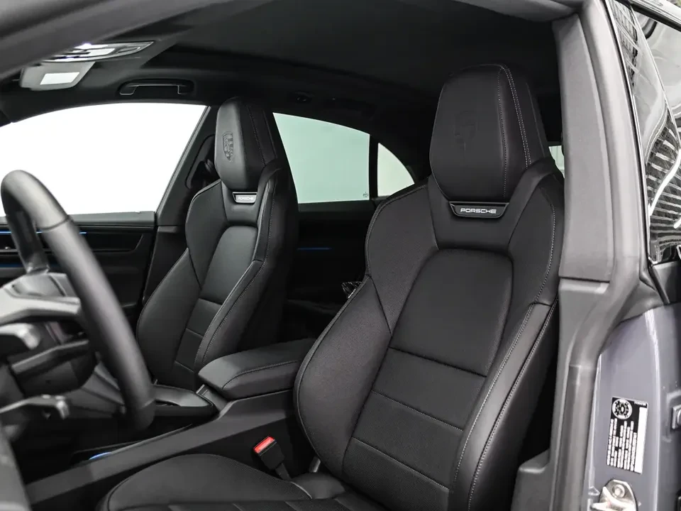 2025 Porsche Macan Electric - Image 16 of 20