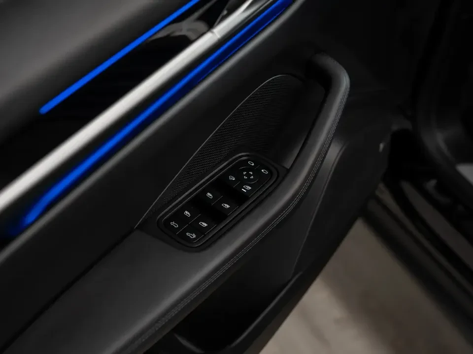 2025 Porsche Macan Electric - Image 17 of 20