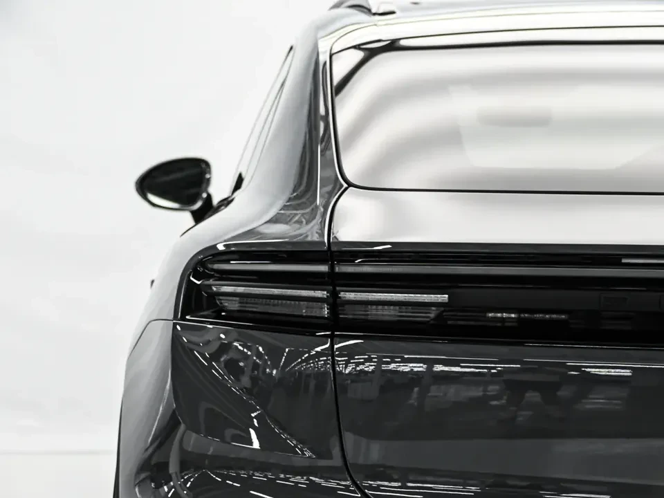2025 Porsche Macan Electric - Image 15 of 20