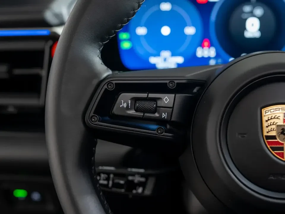 2025 Porsche Macan Electric - Image 18 of 20