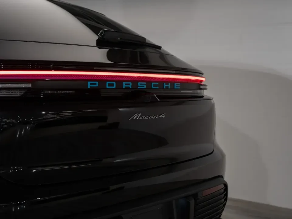 2025 Porsche Macan Electric - Image 13 of 20