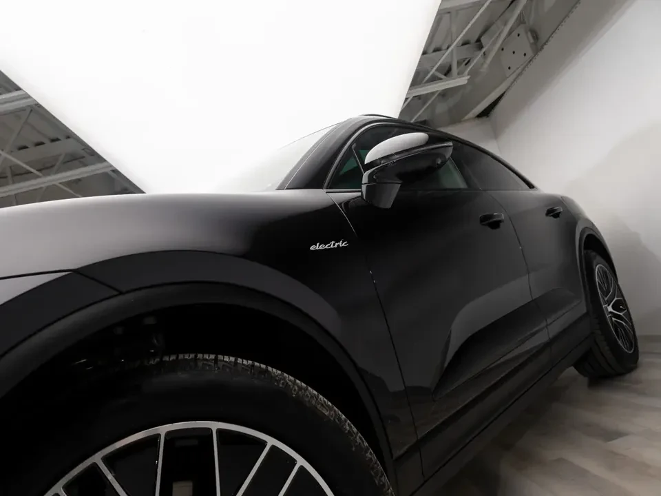 2025 Porsche Macan Electric - Image 9 of 20