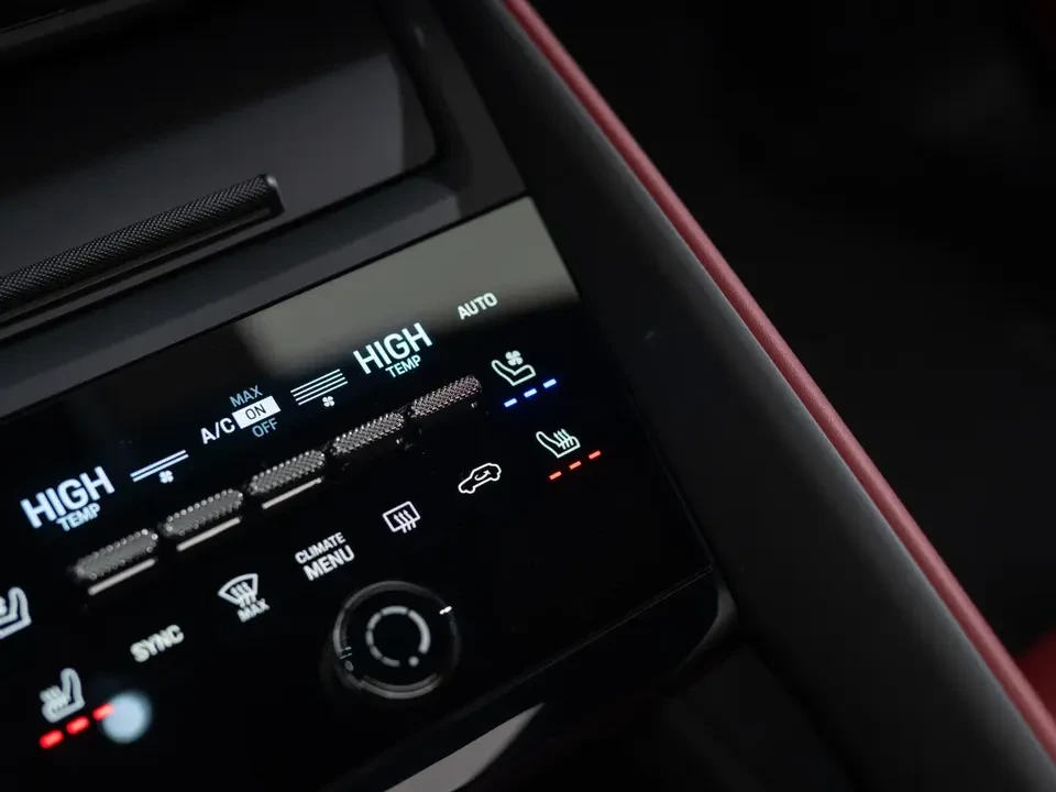2025 Porsche Macan Electric - Image 17 of 20
