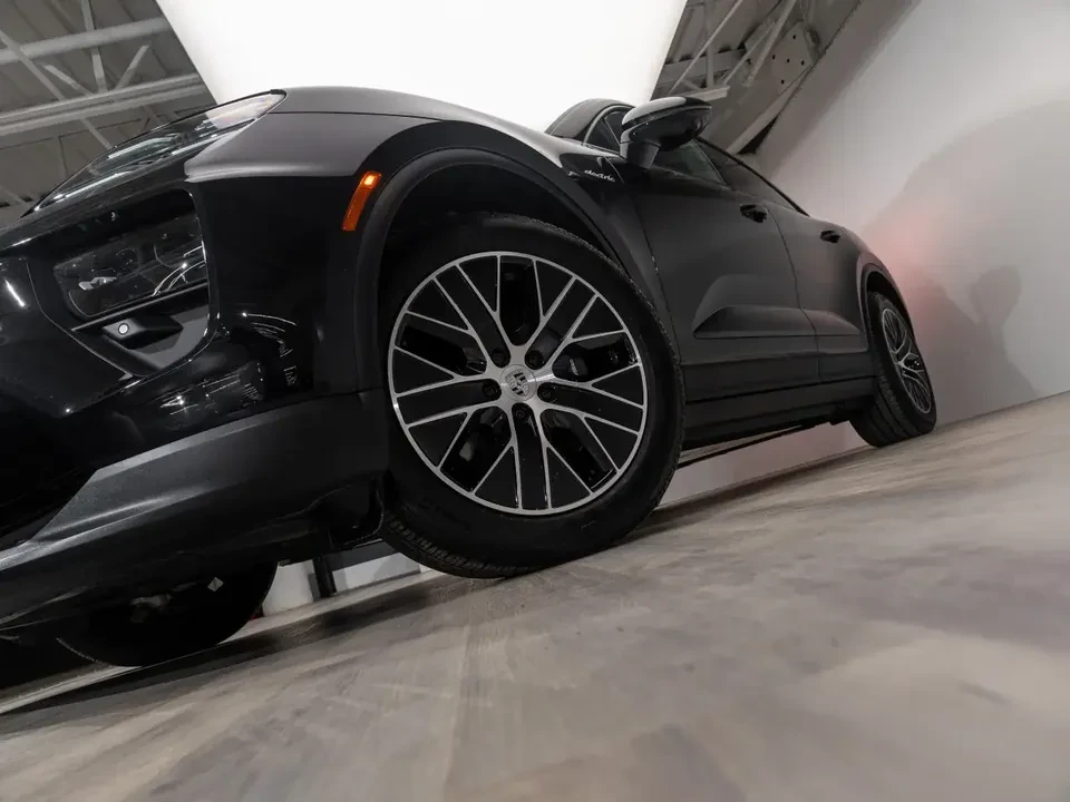 2025 Porsche Macan Electric - Image 10 of 20
