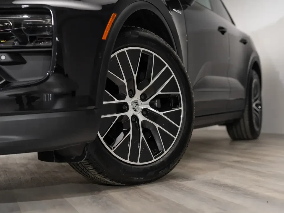 2025 Porsche Macan Electric - Image 8 of 20
