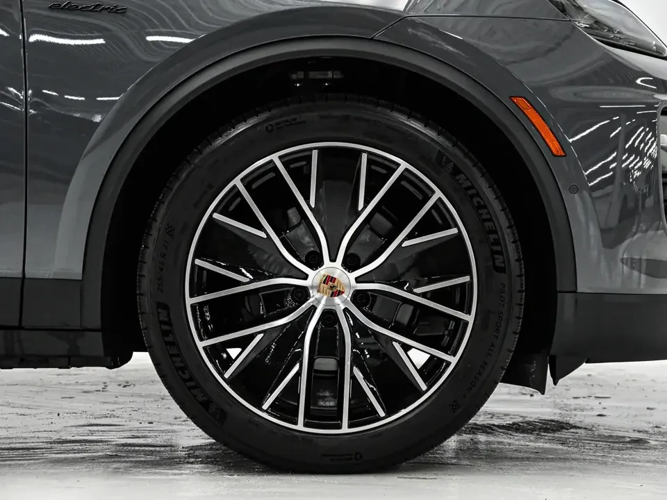 2025 Porsche Macan Electric - Image 13 of 20